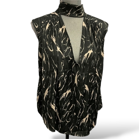 Free People Pleated Sillouette Top with V-neck Front and back - Tie-back Neck - Picture 1 of 7